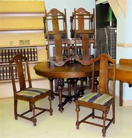 Table w/6 Chairs & Leaf