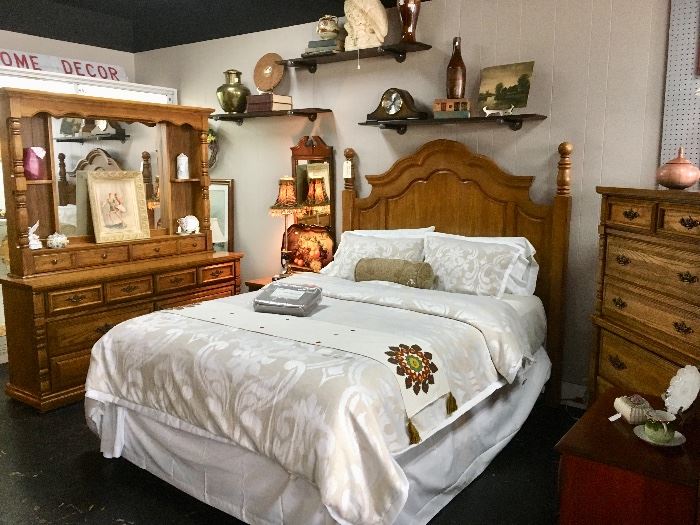 4-Piece Oak Bedroom Set, Queen Size