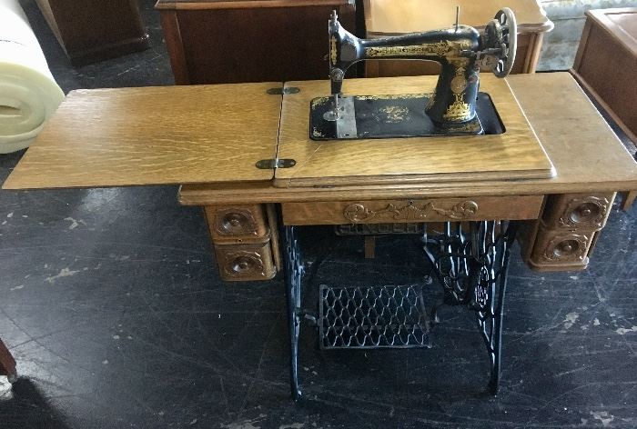 Antique (c.1910-1911) Singer Sewing Machine in Beautiful Oak Cabinet