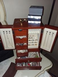 Jewelry box doors open 