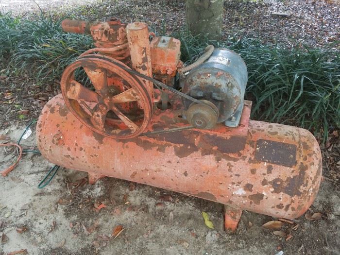 Vintage air compressor - would've been at a Gulf Station. Motor runs. 