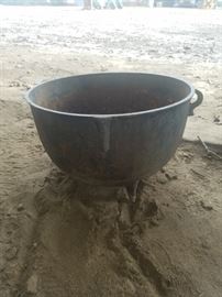 Cast iron cauldron (footed & handles, 8)