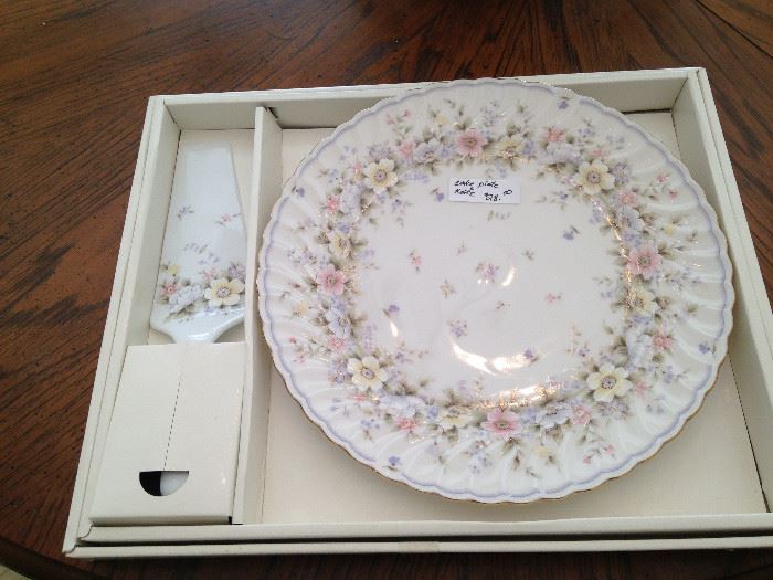 Boxed dessert plate and server "Grace Exceed Bon" by Andrea