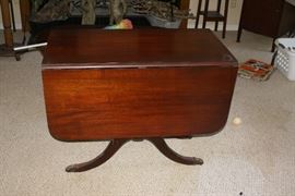 Duncan fife Style Drop Leaf Table 