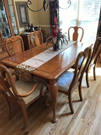 8 chair dinning table with 2 leaves