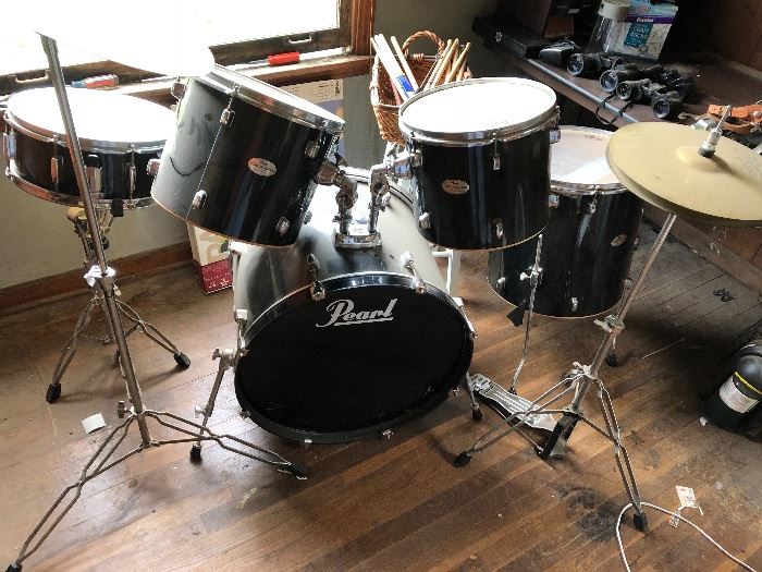 Pearl Forum drum set