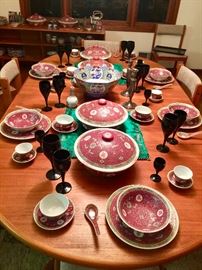 Mid Century Modern Dining room table with 2 leaves