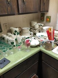 METLOX DISH SET WITH IVEY PATTERN