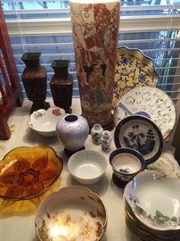 Asian motif bowls, carved wood urns & porcelain table lamp
