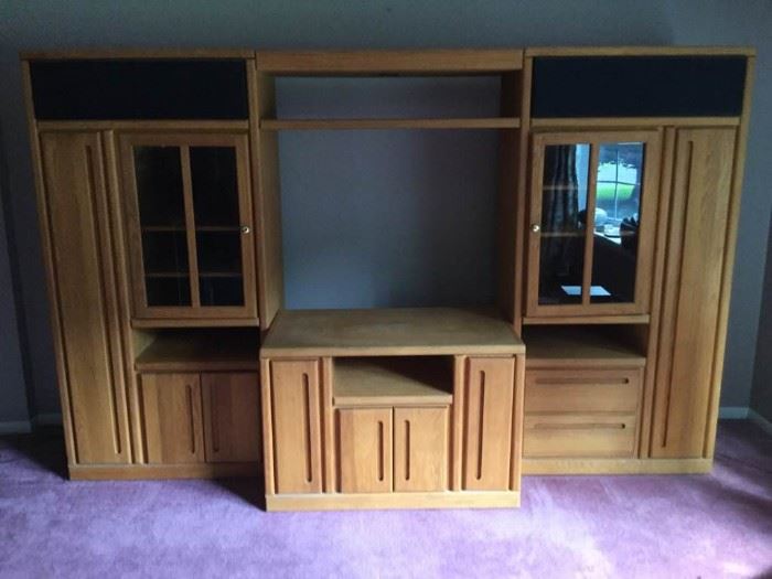 Entertainment Center https://ctbids.com/#!/description/share/53842