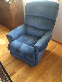 La Z boy chair https://ctbids.com/#!/description/share/53921
