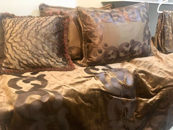  Luxurious queen size comforter and pillows
