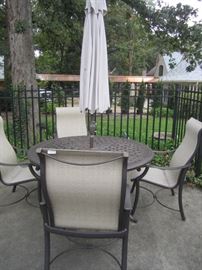 TABLE AND 4 CHAIR WITH UMBRELLA