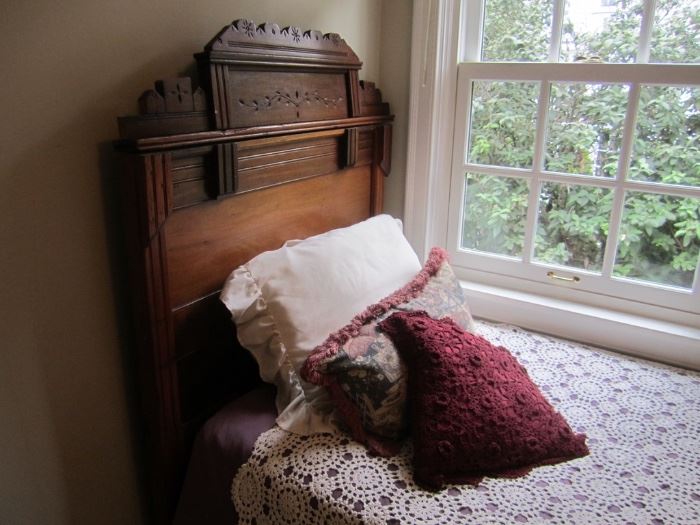 ANTIQUE TWIN BED