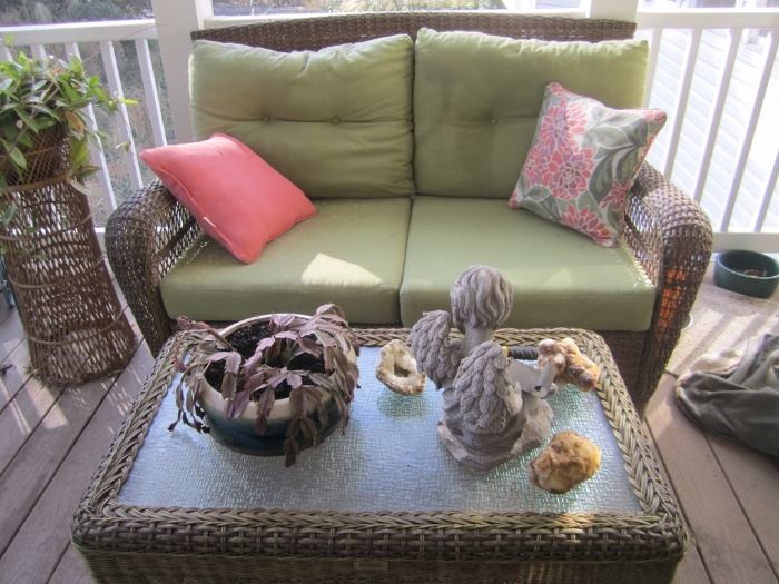 VERY NICE WICKER SET LOVESEAT AND COFFEE TABLE