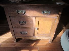 ANTIQUE OAK WASHSTAND