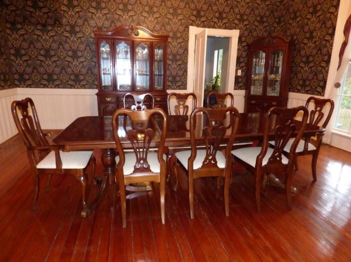 American Drew Dining Table with 8 chairs