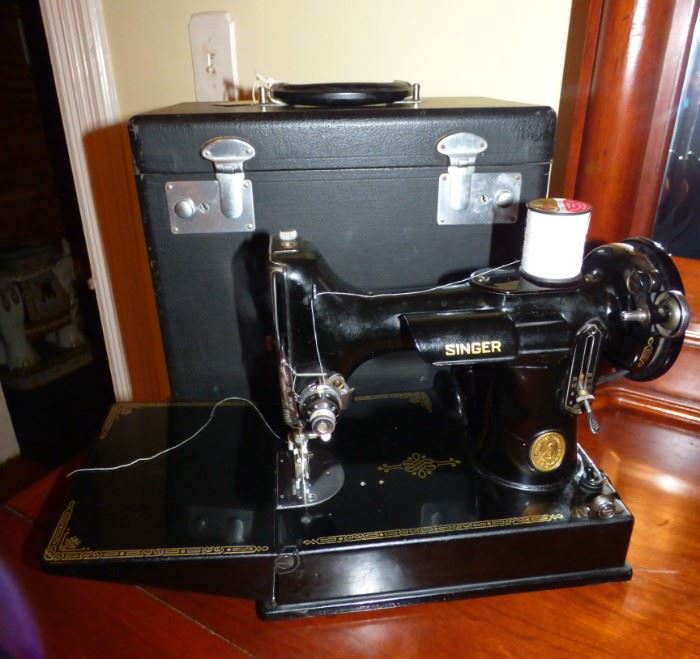 Singer "Featherweight" Model 3-110 sewing machine with case in excellent condition 