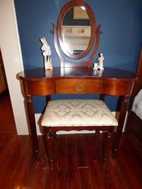 Small scale dressing table with mirror