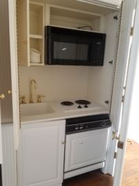 Wet bar/mini kitchen