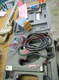 LOT 51 - Arrow ET2025 elec staple gun w/ case& staples,