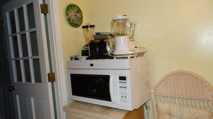 COMBINATION MICROWAVE AND CONVECTION OVEN.