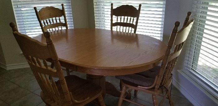 Great dining room table with 4 matching chairs