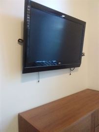 Several Tvs. The wall mounts are NOT included!
