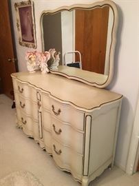 Gorgeous Bassett French Provincial Dresser & Mirror.