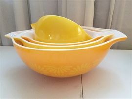VINTAGE PYREX ORANGE/YELLOW DAISY CINDERELLA NESTING/MIXING BOWL SET