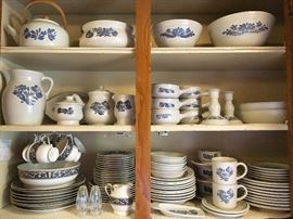 Many pieces of Pfaltzgraff "Yorktowne" Stoneware