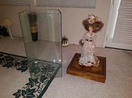 Comes with LARGE Glass enclosure