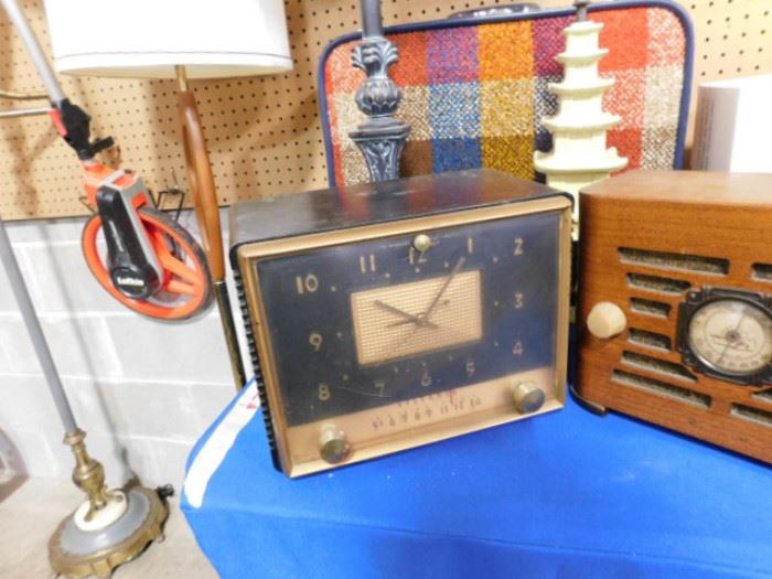 Vintage Sylvania clock radio