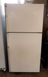 General Electric Profile Refrigerator With Upper Freezer Model # TBX22PIXFRWW, Missing 2 Crisper Drawers, 67.25" x 31.25" x 31"
