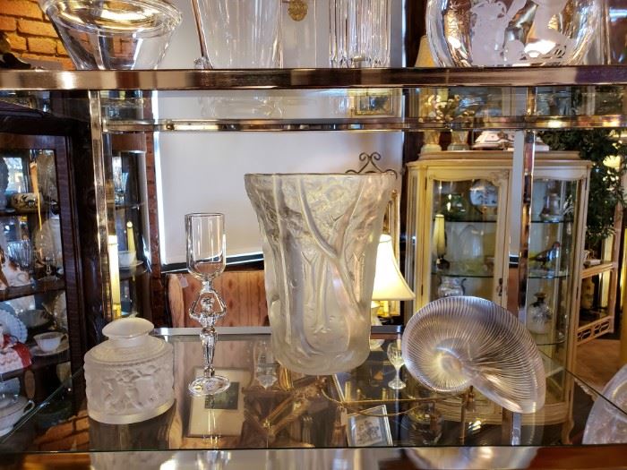 Many fine Lalique and Baccarat items 