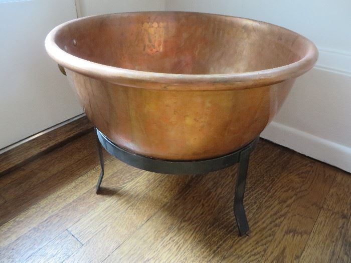 ROUND COPPER POT ON STAND

