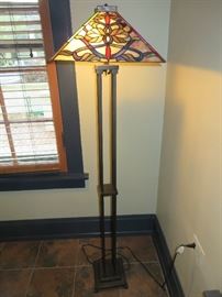 QUOIZEL TIFFANY STYLE FLOOR LAMP
