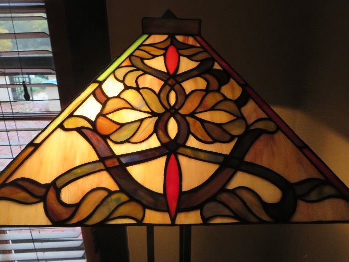 QUOIZEL TIFFANY STYLE FLOOR LAMP
(DETAIL OF SHADE)