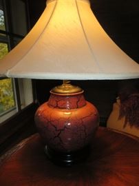 GINGER JAR TABLE LAMP
CRACKLE-GLAZE DESIGN
