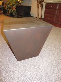 TAPERED PROFILE ACCENT TABLE
