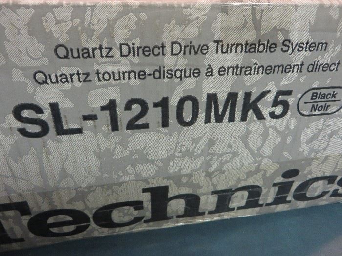 TECHNICS TURNTALBE SL-1210MK5
NEW - NEVER OPENED
