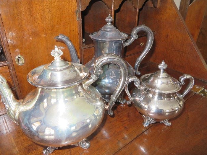 4 PCS SILVERPLATE TEA/COFFEE 5600
REED & BARTON
(creamer not in picture)