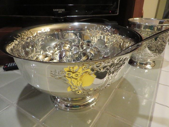 ONEIDA PUNCH BOWL BOWL & CUPS
CASTLE COURT SILVER PLATE
