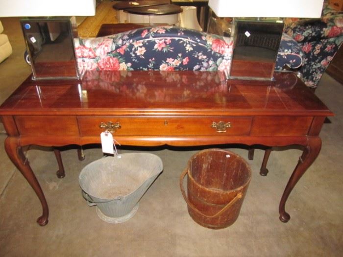 Queen Anne sofa table with 1 drawer
