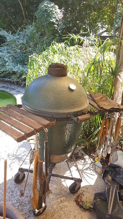 Big Green Egg size Large, a ceramic grill