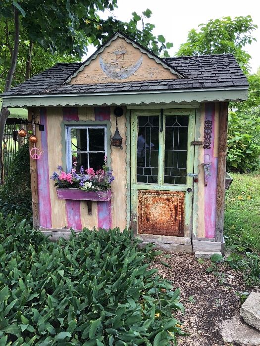 Tea house in yard for sale you move it....$1000