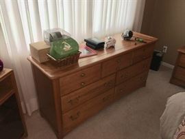 BASSETT 4 PC. QUEEN BEDROOM SET