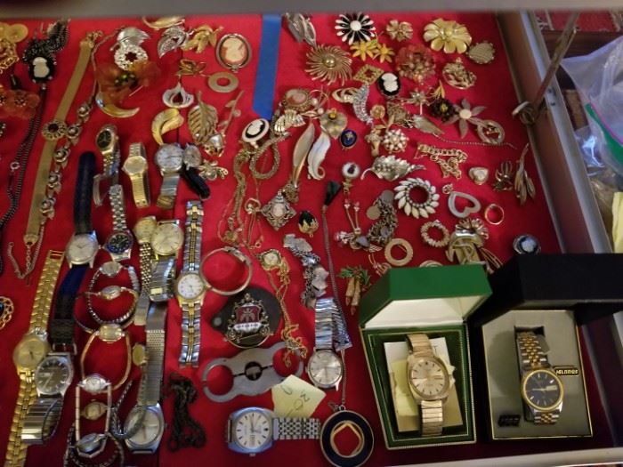 Nice selection of vintage costume jewelry 