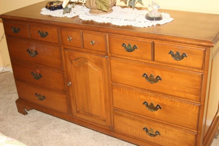 Maple chest of drawers. Maple chest of drawers.