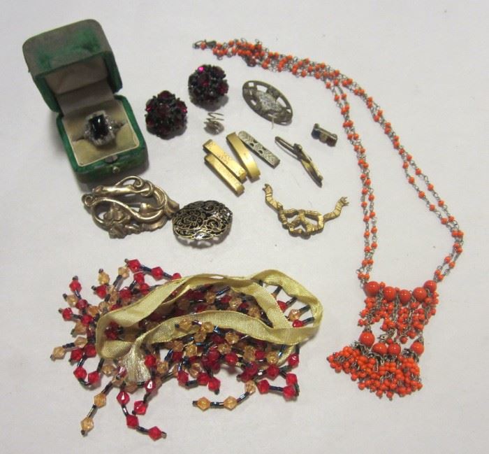 Antique and early 20th century jewelry items and a secdton of deco bead on silk band